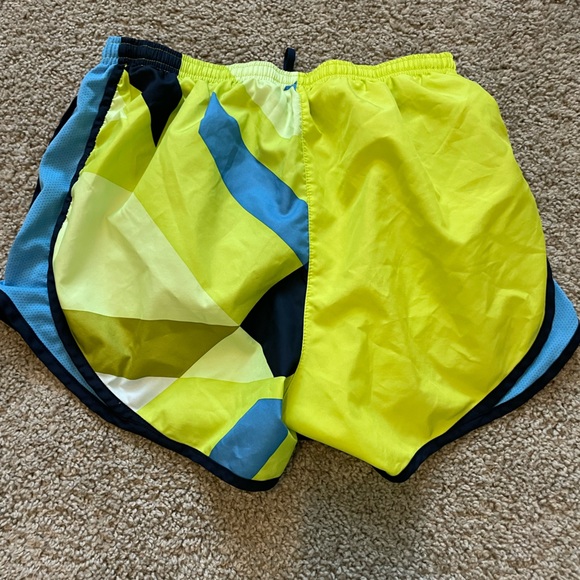 Nike athletic shorts with geometric pattern and panty liner - Picture 2 of 2